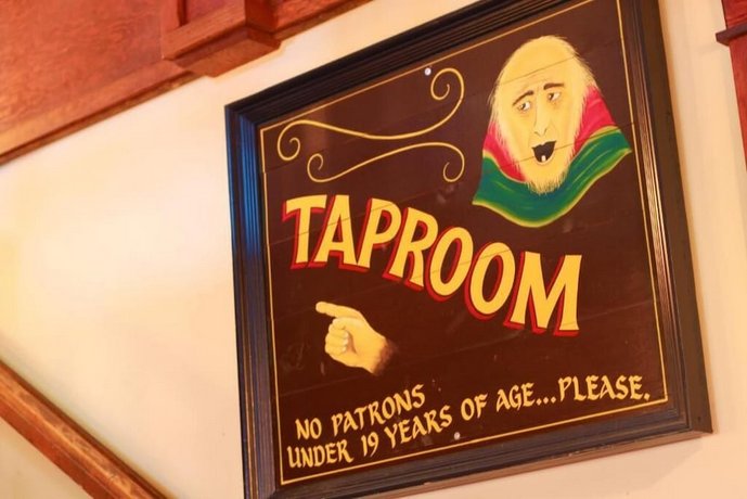 Spinnakers Gastro Brewpub & Guesthouses