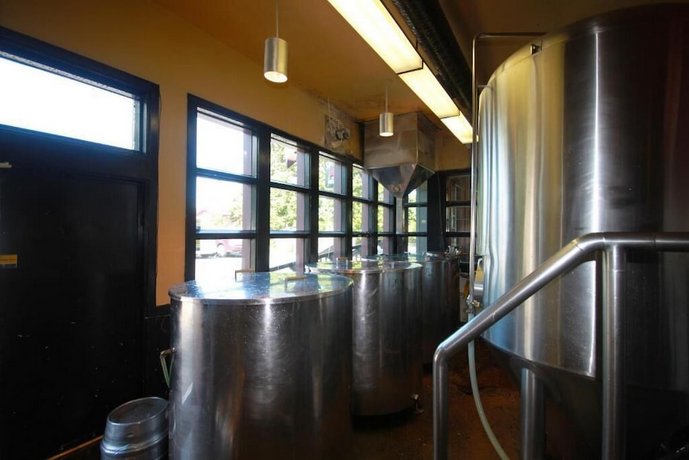 Spinnakers Gastro Brewpub & Guesthouses
