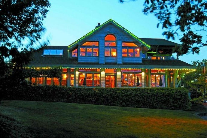 Spinnakers Gastro Brewpub & Guesthouses