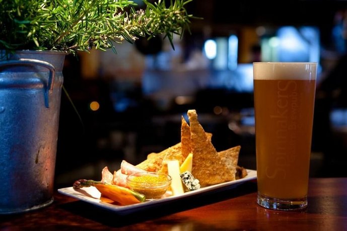 Spinnakers Gastro Brewpub & Guesthouses
