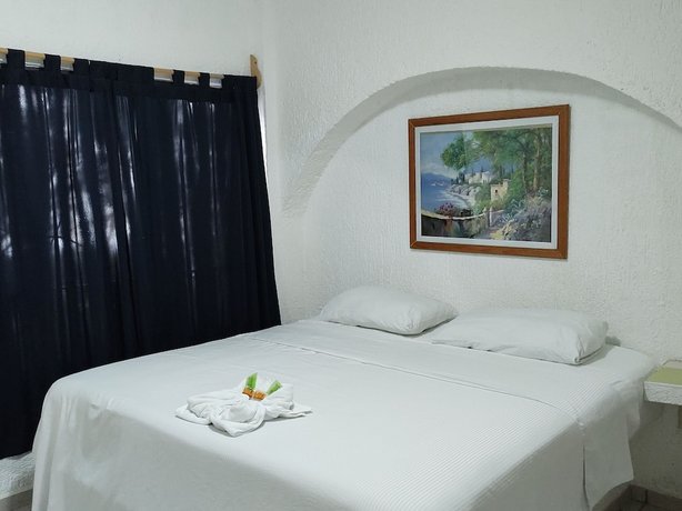 Hotel Ikaro Suites Flea Market Coral Negro Mexico thumbnail