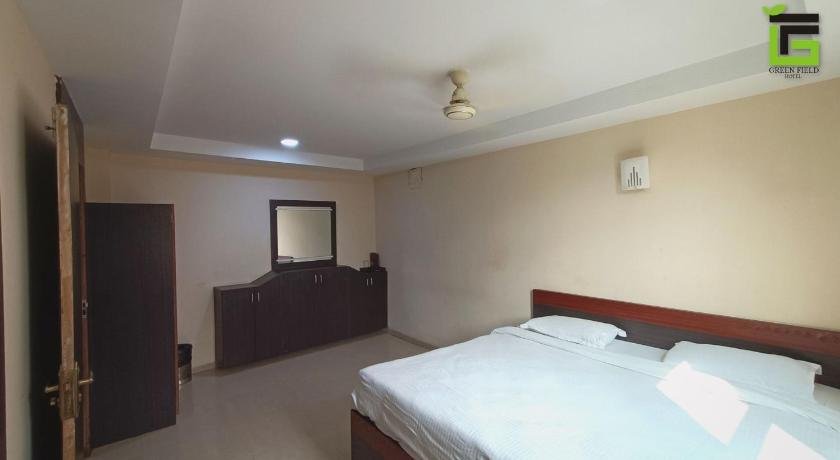 OYO 28157 Hotel Green Field