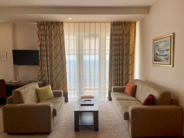 Aragosta Hotel & Restaurant