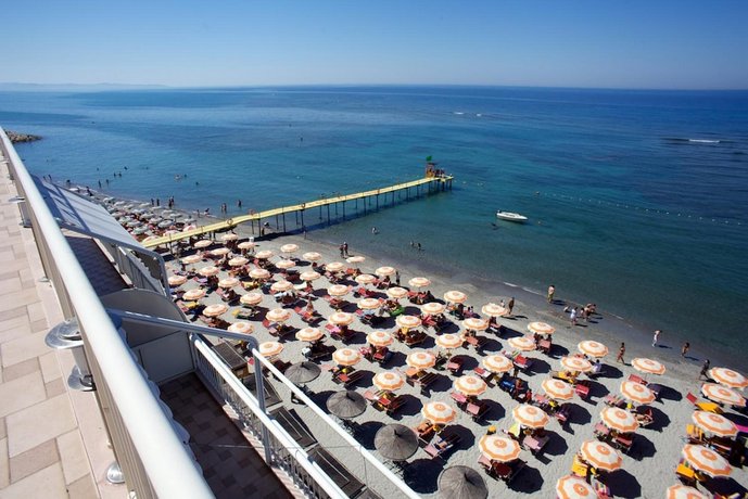 Aragosta Hotel & Restaurant