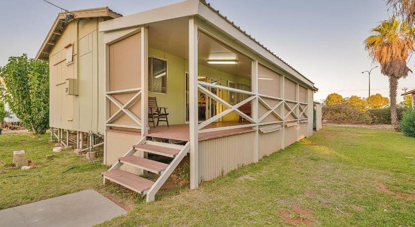 Exmouth Villas Unit 30 - Large undercover deck for entertaining