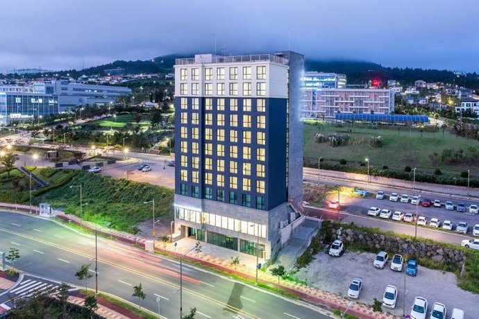 Jeju Pureun Hotel Hallasan Mountain Yeongsil Course South Korea thumbnail