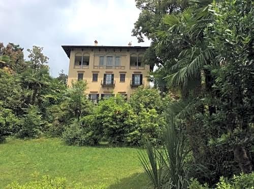 Hotel Villa della Quercia Giardini Botanici Villa Taranto Italy thumbnail