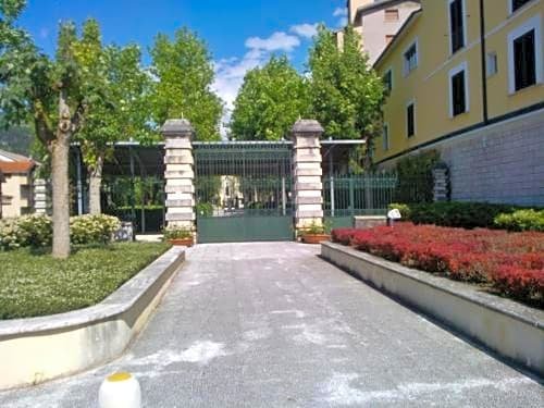 Hotel Cercone Garibaldi Square Italy thumbnail