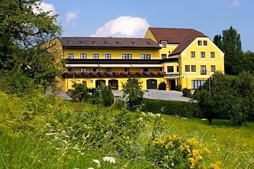 Hotel Stich Wolkersdorf im Weinviertel Austria thumbnail