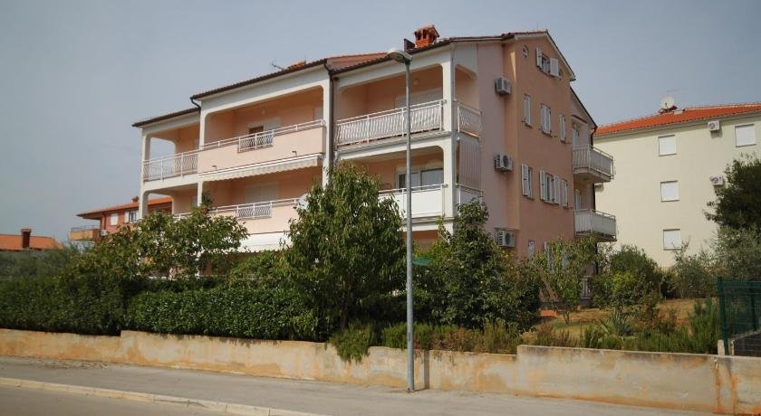 Apartments with a parking space Novigrad - 7049