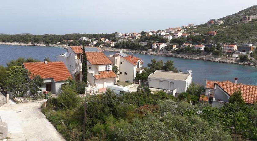 Apartments by the sea Bilo Primosten - 14601