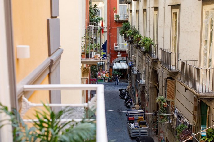 MelRose Napoli Spanish Quarter Italy thumbnail