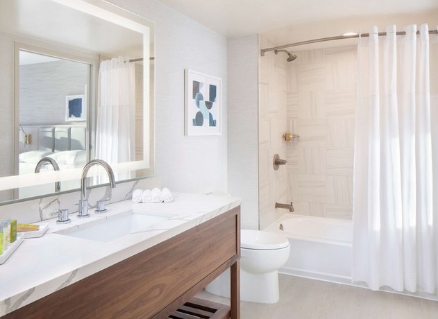 Hilton Santa Monica Hotel & Suites