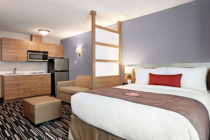 Microtel Inn & Suites by Wyndham Val-d Or 센터 에어 크리벡 Canada thumbnail