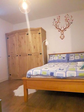 2 double rooms available in 3 bedroom house