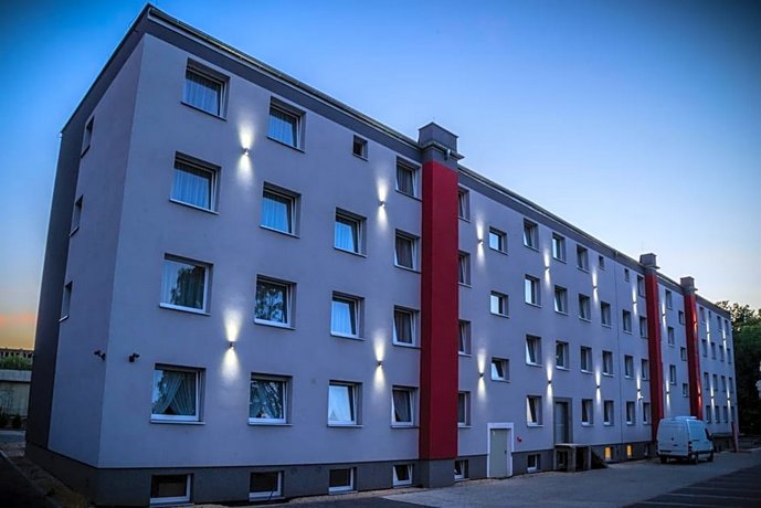 Kompleks Hotelarski Zgoda Korty Tenisowe w Chorzowie Poland thumbnail