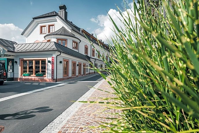 Das Salvator Iris Porsche Landhotel Friesach Austria thumbnail