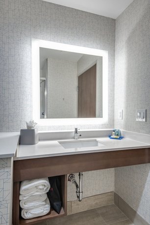 Holiday Inn Express & Suites Dallas North - Addison