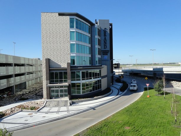 The Grand Winnipeg Airport Hotel by Lakeview Winnipeg James Armstrong Richardson International Airport Canada thumbnail