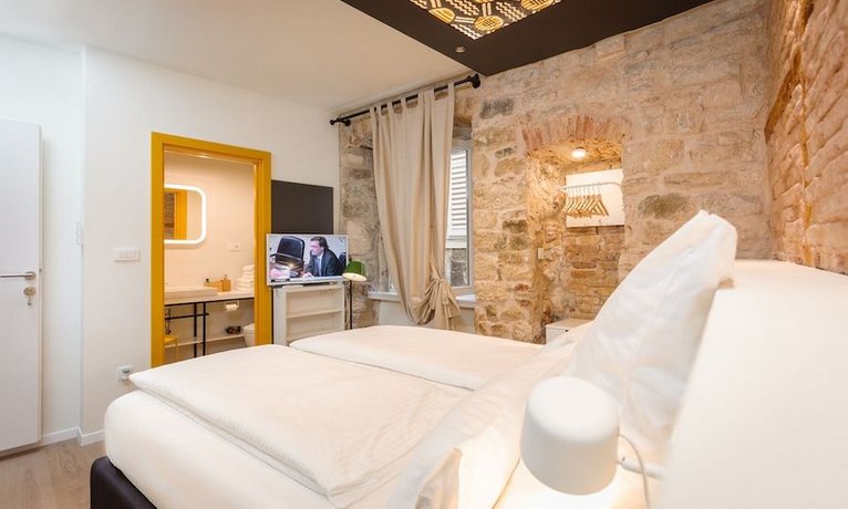Luxury Rooms Bajamonti Split Croatia thumbnail