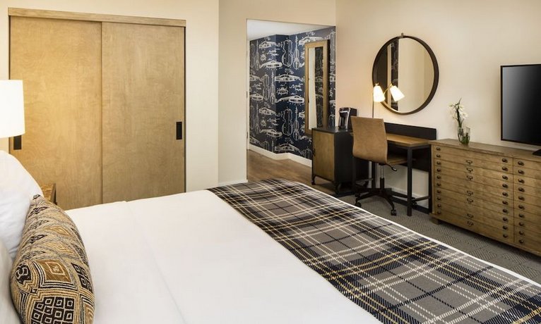 Holiday Inn Express Hotel and Suites Boston TD Garden McGann's of Boston United States thumbnail