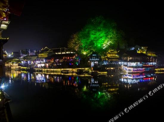LQJ Riverside Guest House Zhunti Temple of Fenghuang Old City China thumbnail