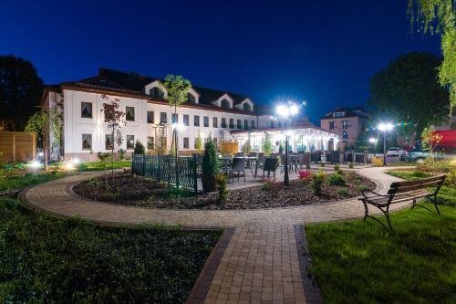 Villa Astra - Apartments & Restaurant 모노비츠 컨센트레이션 캠프 Poland thumbnail