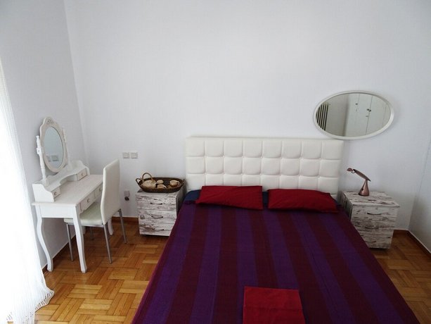 Eva's Urban Apt in Athens 6' to Transit Station
