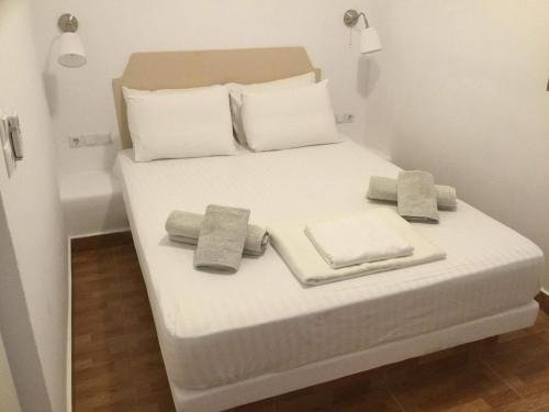 Artemis Suites Romanos