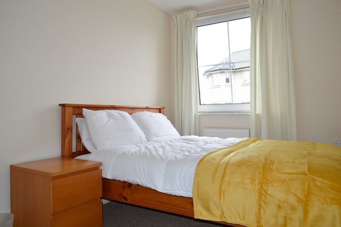 2 Bedroom Apartment With Parking In Edinburgh