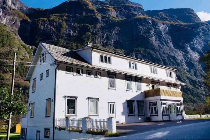 Gudvangen Budget Hotel Stalheims Falls Norway thumbnail