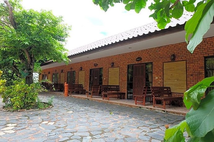 Mai Yai Resort Kamphaeng Phet Historical Park Thailand thumbnail