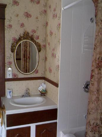 Colonial Charm Inn
