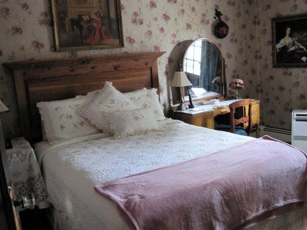 Colonial Charm Inn
