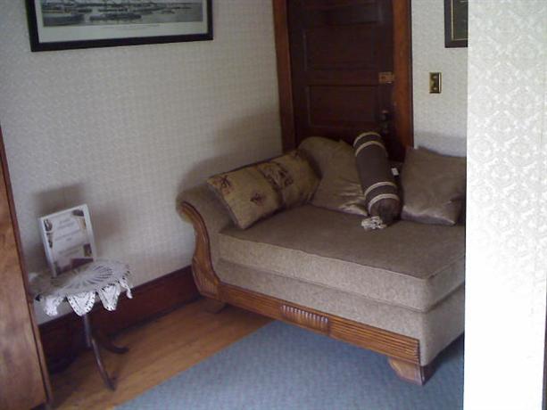 Colonial Charm Inn