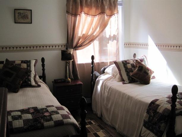 Colonial Charm Inn