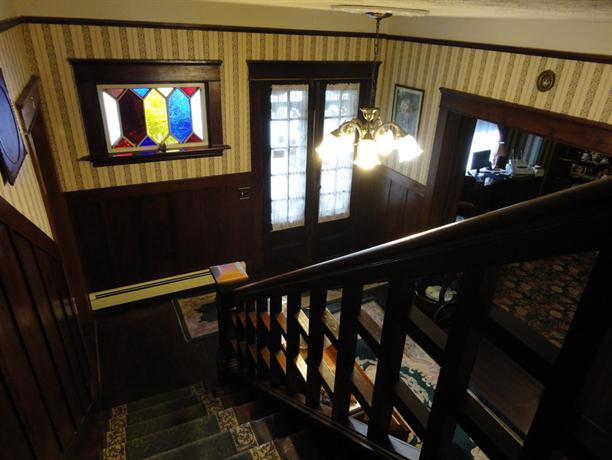 Colonial Charm Inn
