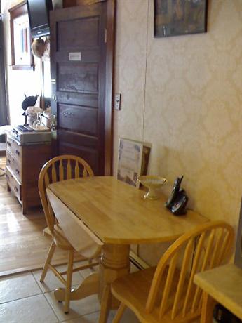 Colonial Charm Inn