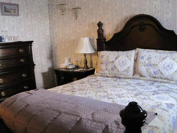 Colonial Charm Inn