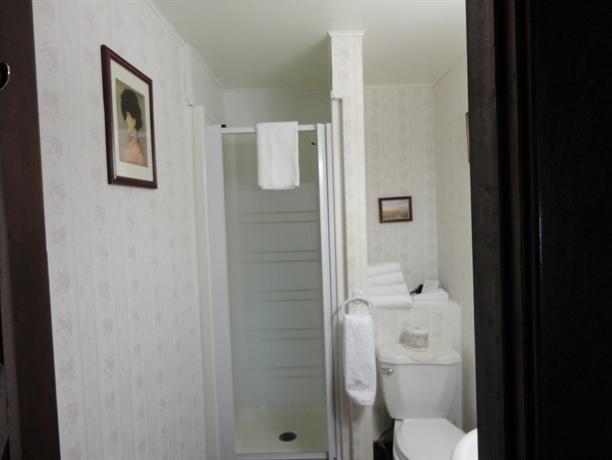 Colonial Charm Inn