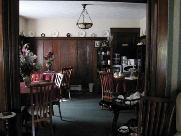 Colonial Charm Inn