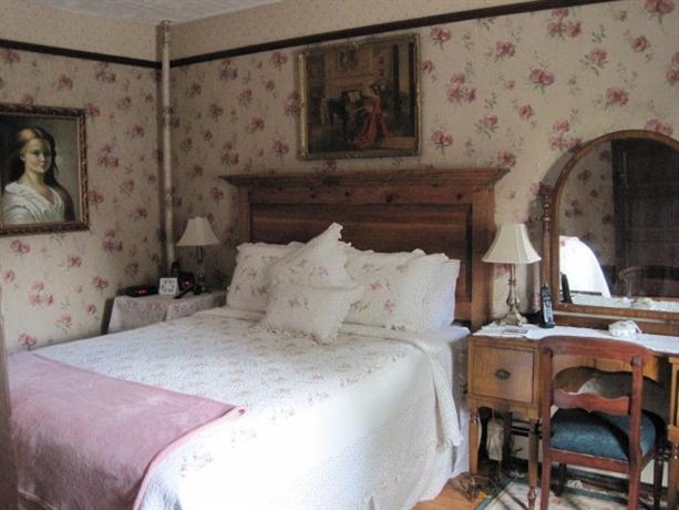 Colonial Charm Inn