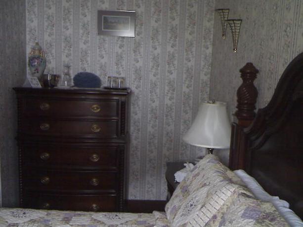 Colonial Charm Inn