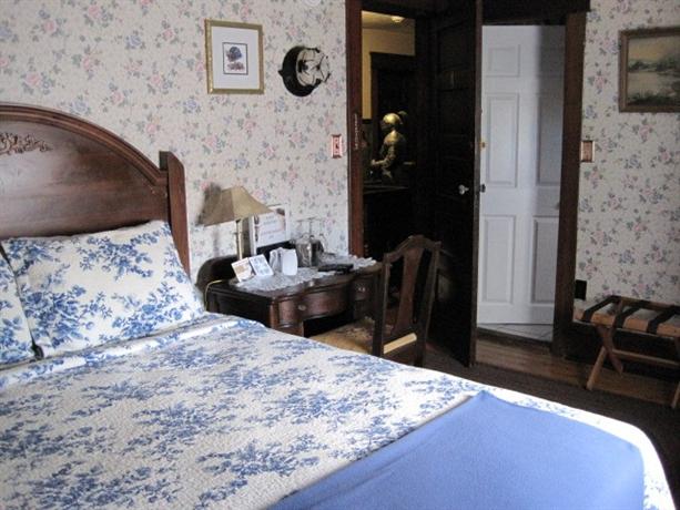 Colonial Charm Inn