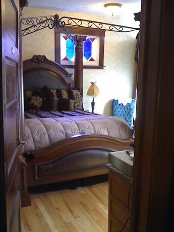 Colonial Charm Inn