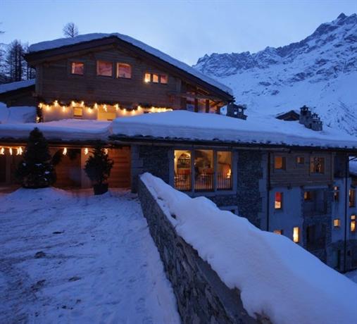 Saint Hubertus Resort Cieloalto Ski Lift Italy thumbnail