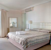 Gold Coast accommodation: Zenith Ocean Front Apartments