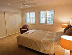 Noosaville accommodation: Noosa Entrance Waterfront Resort