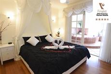 Melbourne accommodation: Lakeside Cottage Luxury Bed & Breakfast