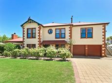 Adelaide accommodation: Wine and Roses Bed and Breakfast